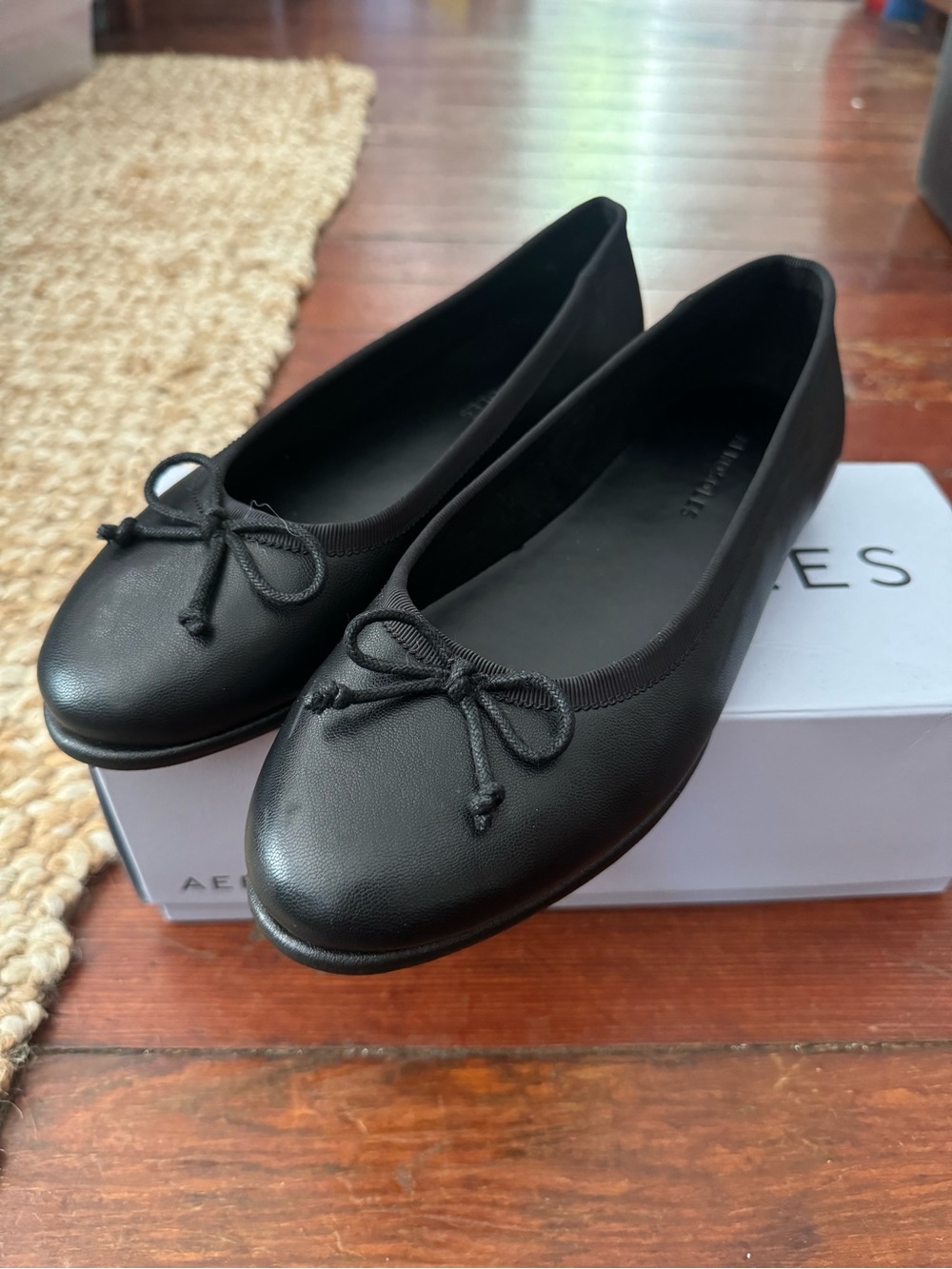 AEROSOLES Black Round-Toe Ballet Flats with Bow